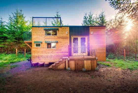 Hogar minúsculo del montañés con la cubierta del tejado el mejor airbnb minúsculo de los hogares del sistema que enmarca de acero del indicador ligero