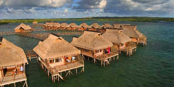 Casa de planta baja amarilla de acero prefabricada moderna de Overwater laminada solando el hotel prefabricado