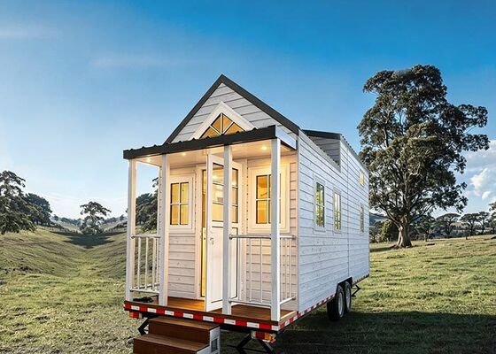 Autocaravana prefabricada Alanber Tiny House On Wheels con dormitorio y baño