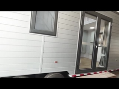 Casa minúscula prefabricada modular de la estructura de acero ligera en las ruedas con el remolque